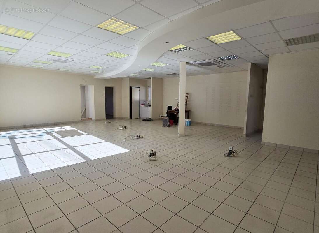 Surface commerciale - Appartement à FEUQUIERES