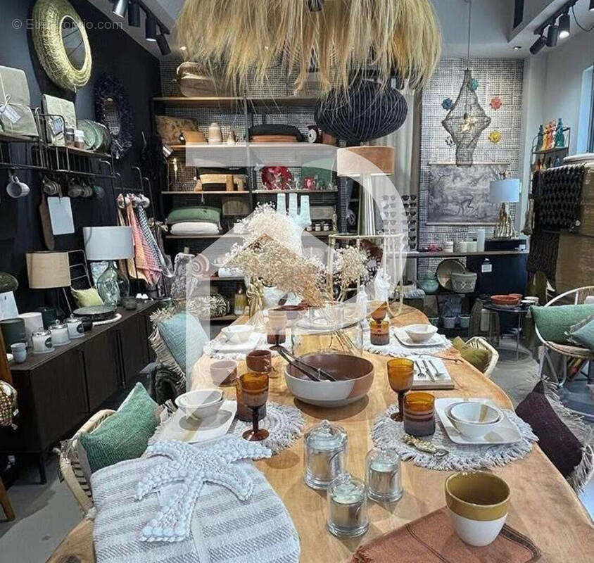 Commerce à AIGUES-MORTES