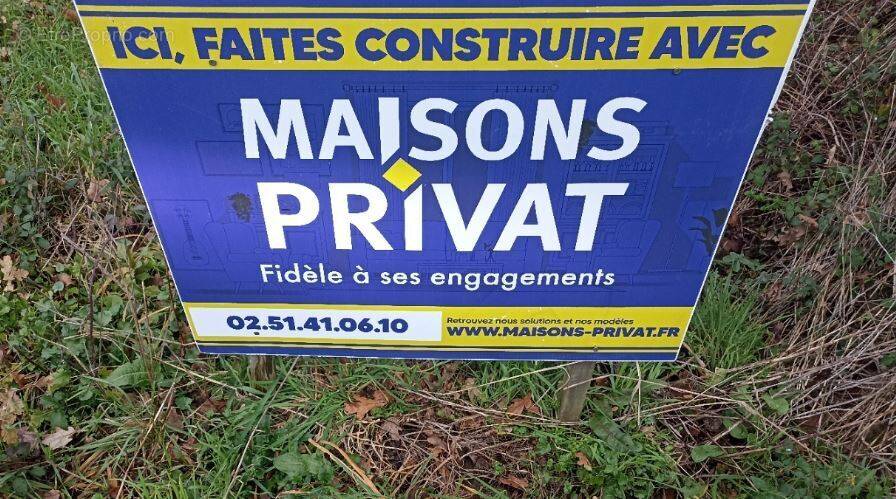 Terrain à LES MAGNILS-REIGNIERS