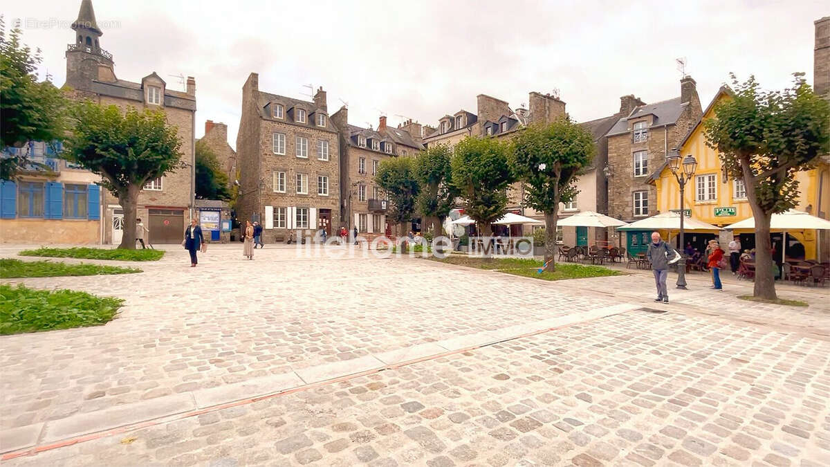 Cafés et terrasses sur la place piétonne rénovée - Appartement à DINAN