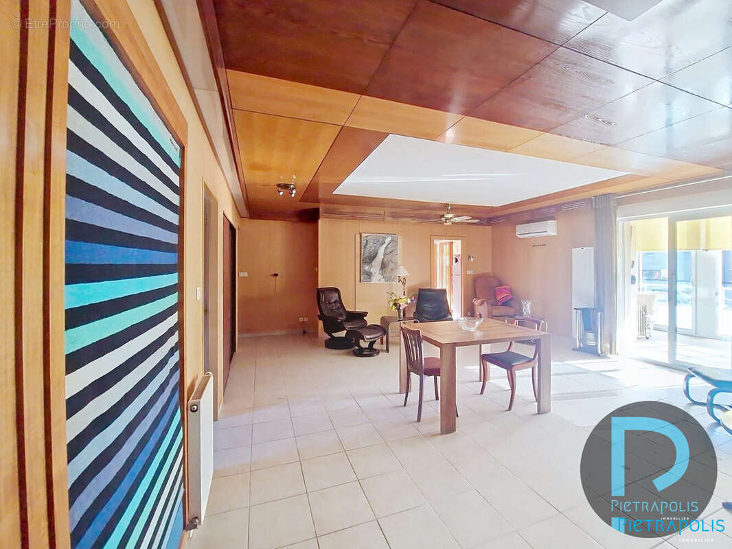 Appartement à SAINT-DENIS-LES-BOURG