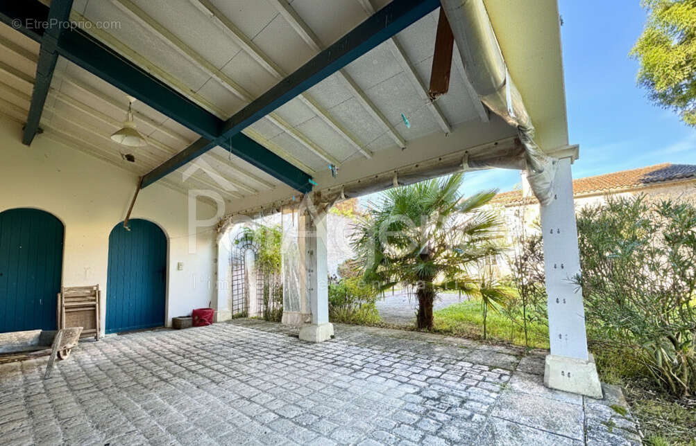 Maison à CHAILLEVETTE