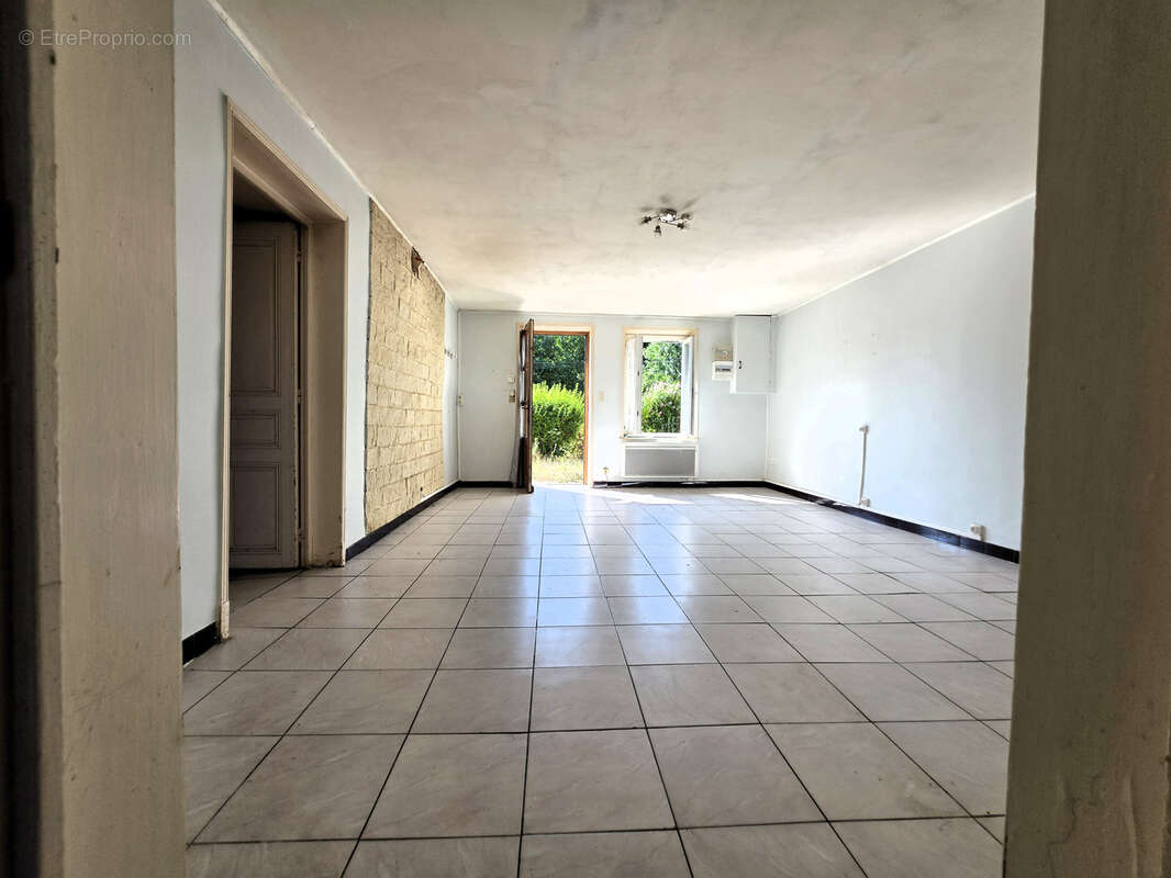 Gros potentiel pour cette ferme a rafraichir sur mezeriat - photo 2