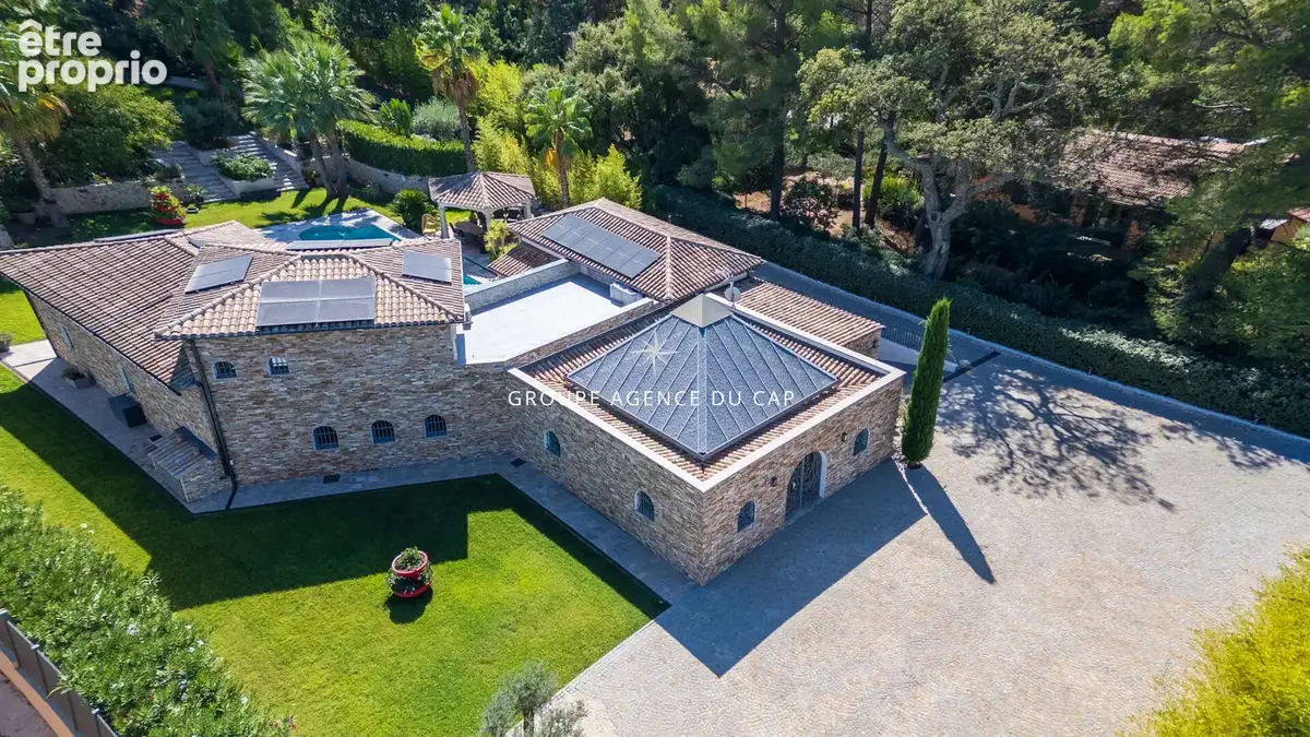 Villa de caractère, piscine chauffée et garage de 200 m² au coeur d'un parc de 5 000 m²  à Fréjus - photo 16