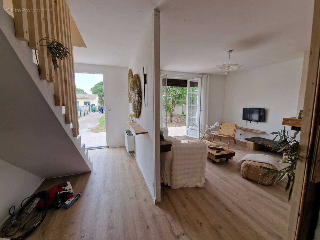 Maison à SAINT-LAURENT-DE-LA-SALANQUE