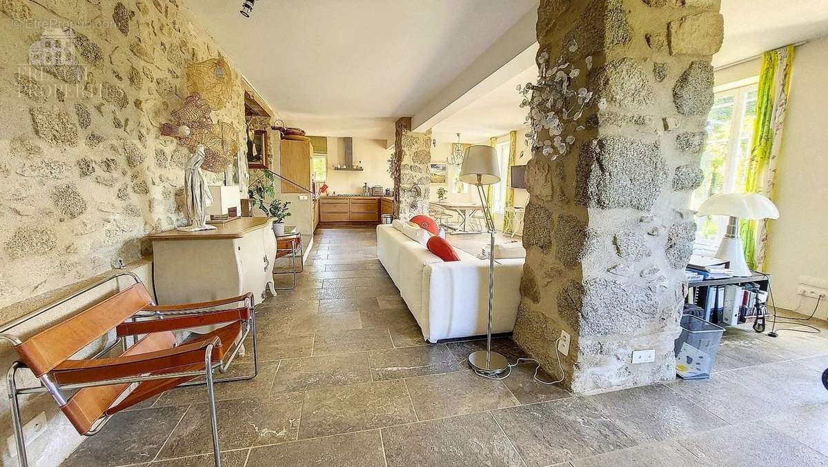 Maison à SAINT-LAURENT-DE-CERDANS