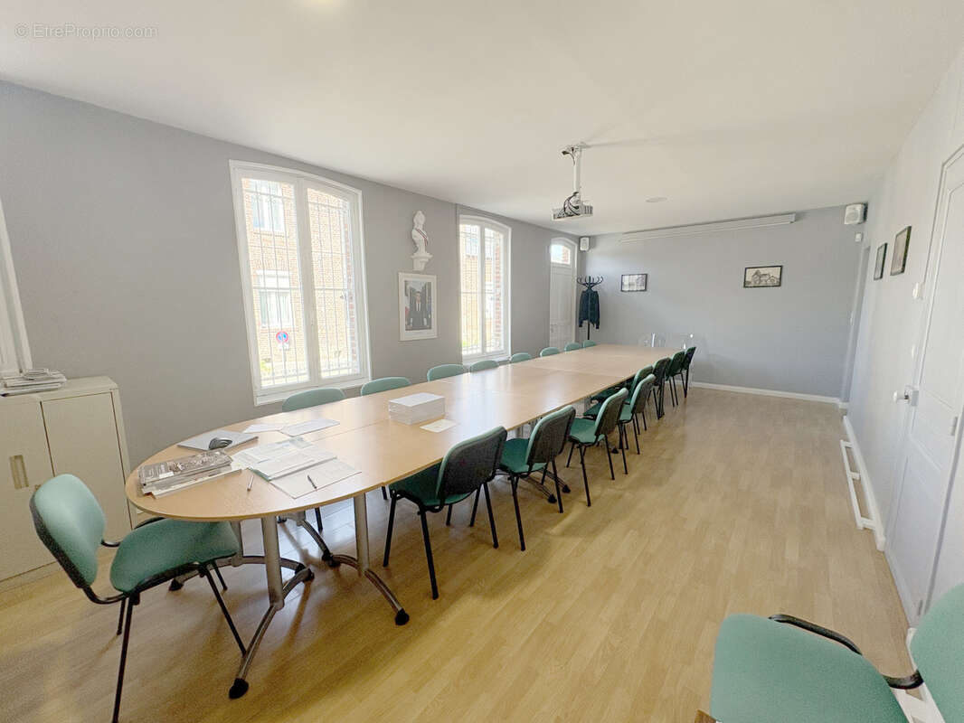 Ancienne bâtiment communal, idéal investisseur ! - photo 3