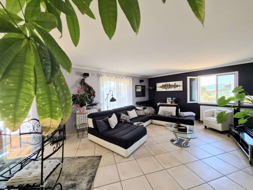 Maison à SAINT-JULIEN-LES-ROSIERS