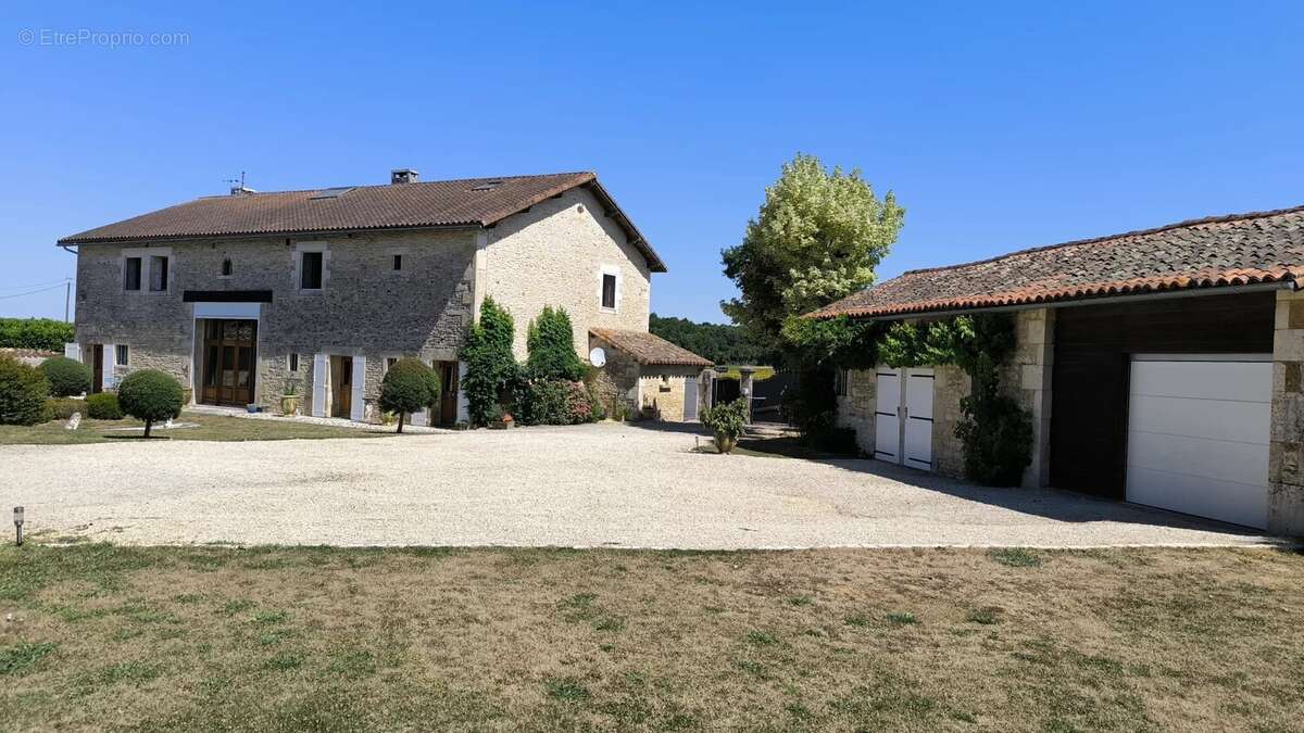 Magnifique grange rénovée de 4 chambres avec possibilité d'aménager un gîte de 2 chambres, piscine chauffée et dépendances – Sit - photo 13