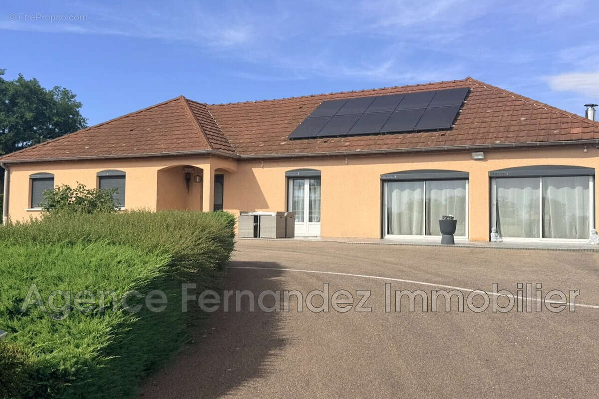 Maison 160 m² à Saint-Yan  - photo 2