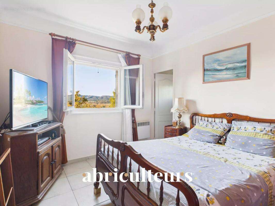 Maison à LA ROQUE-D&#039;ANTHERON