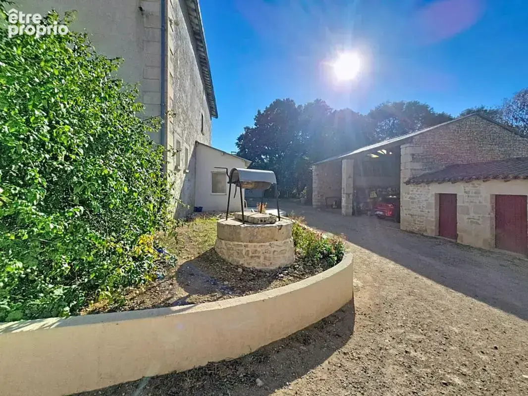 Maison 9 pièces 310 m² à vendre à Surin (79220) - photo 2