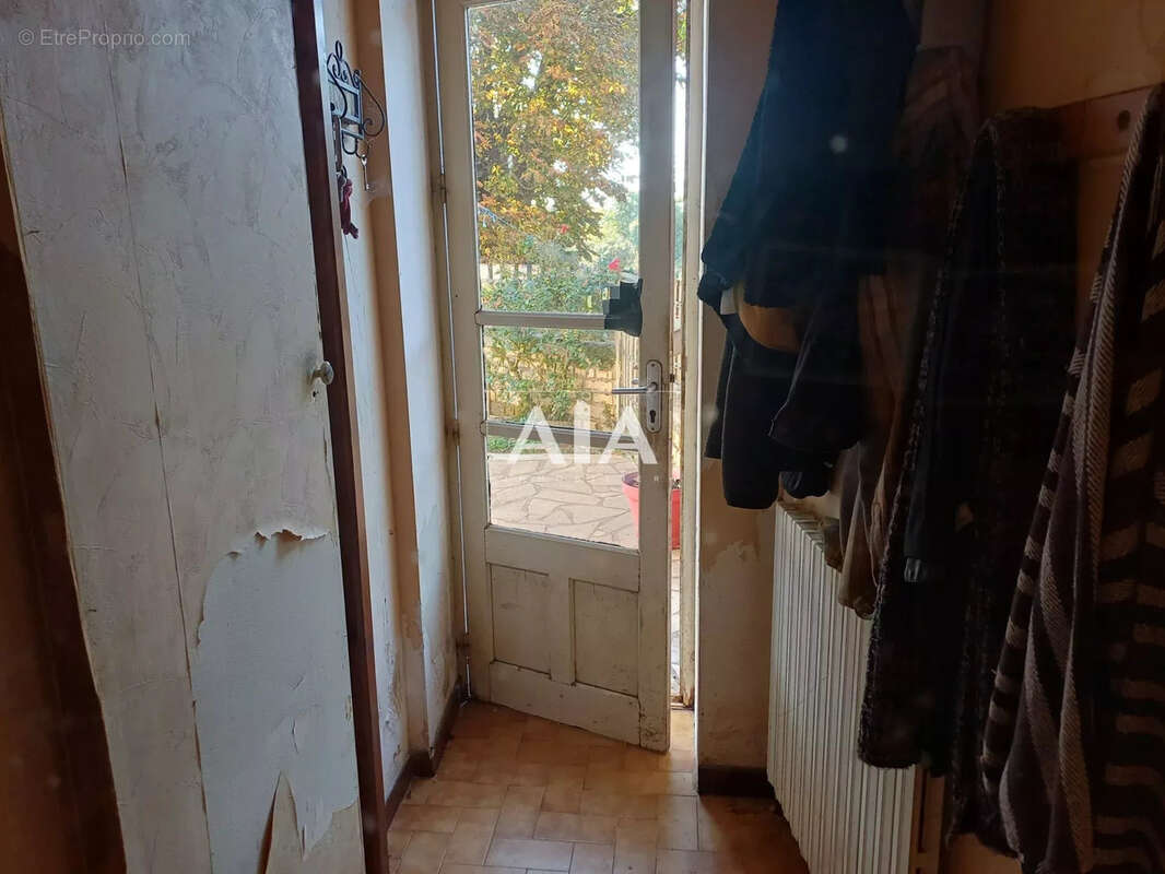 Maison à LES ADJOTS