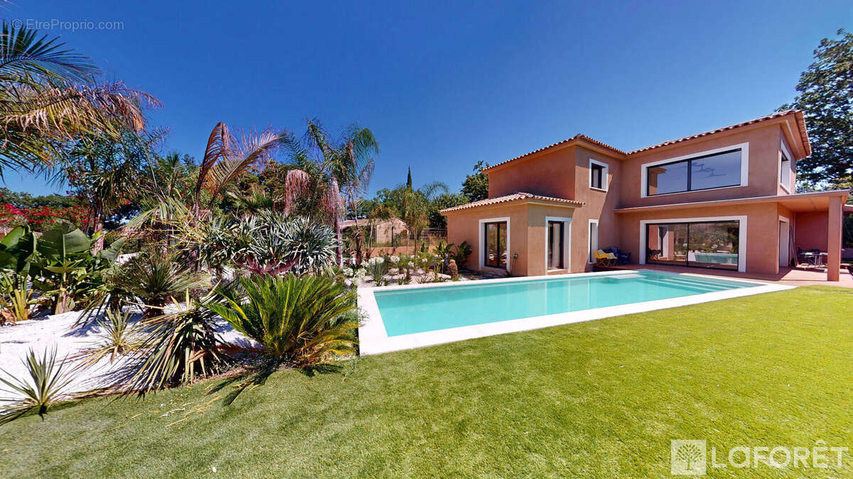 Maison à ROQUEBRUNE-SUR-ARGENS