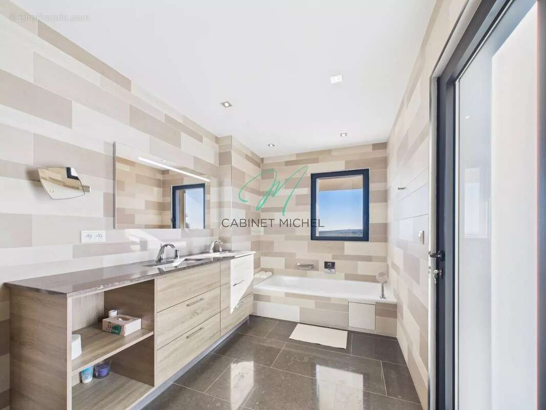 Maison à ROQUEFORT-LES-PINS