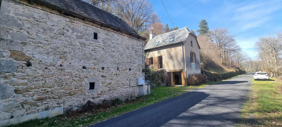 Maison à ENTRAYGUES-SUR-TRUYERE