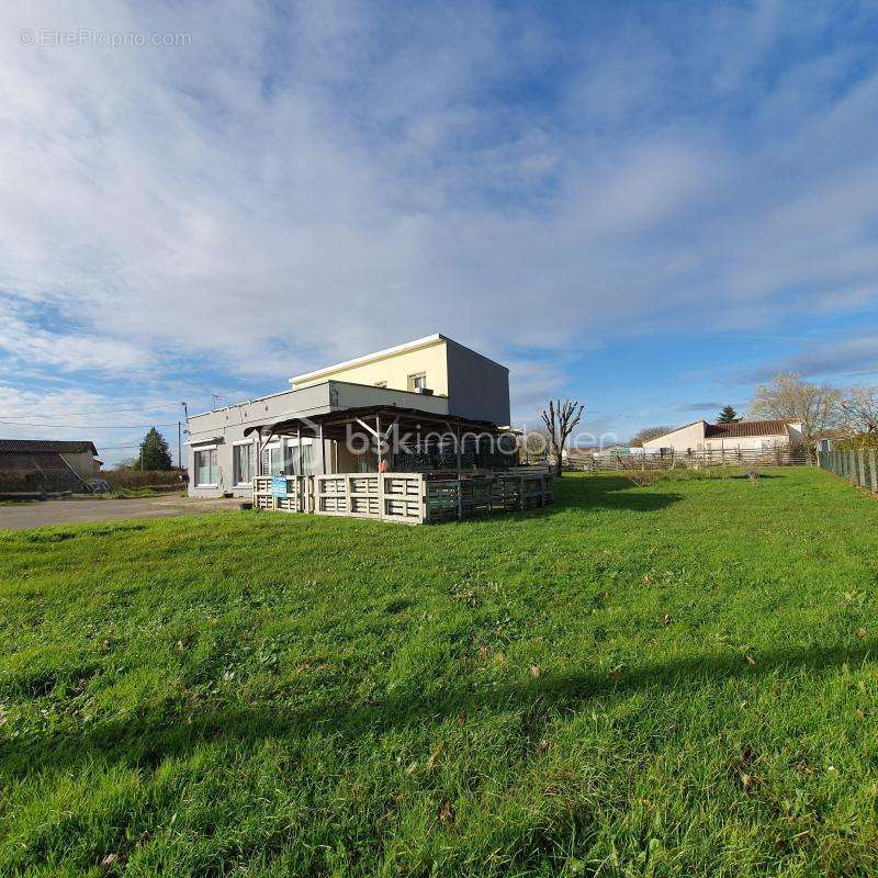 Maison à MAIRE-LEVESCAULT