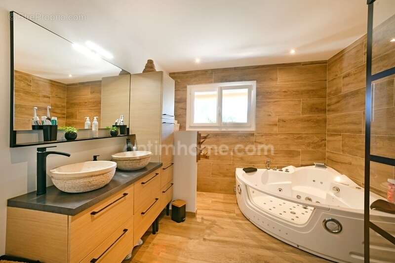 Maison à BAGNOLS-SUR-CEZE