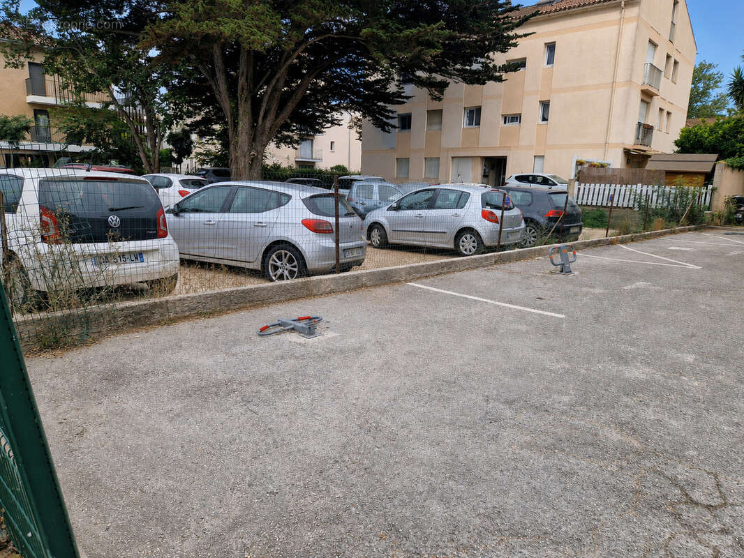 *Place de parking extérieure - idéalement située à la sortie du centre ville - photo 2