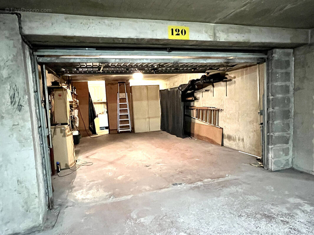 Parking à PARIS-18E