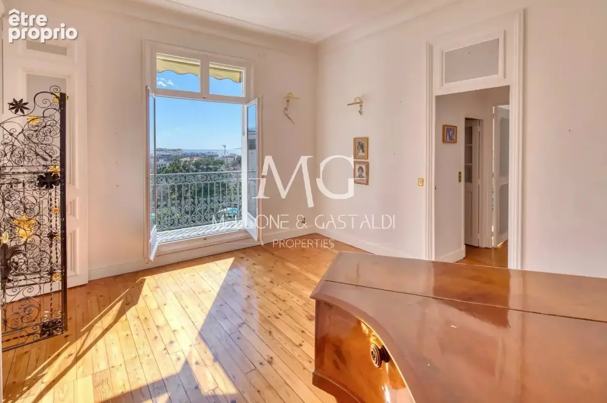 Cannes – Dernier étage bourgeois de 239 m² – Terrasse vue mer – Garage - photo 4