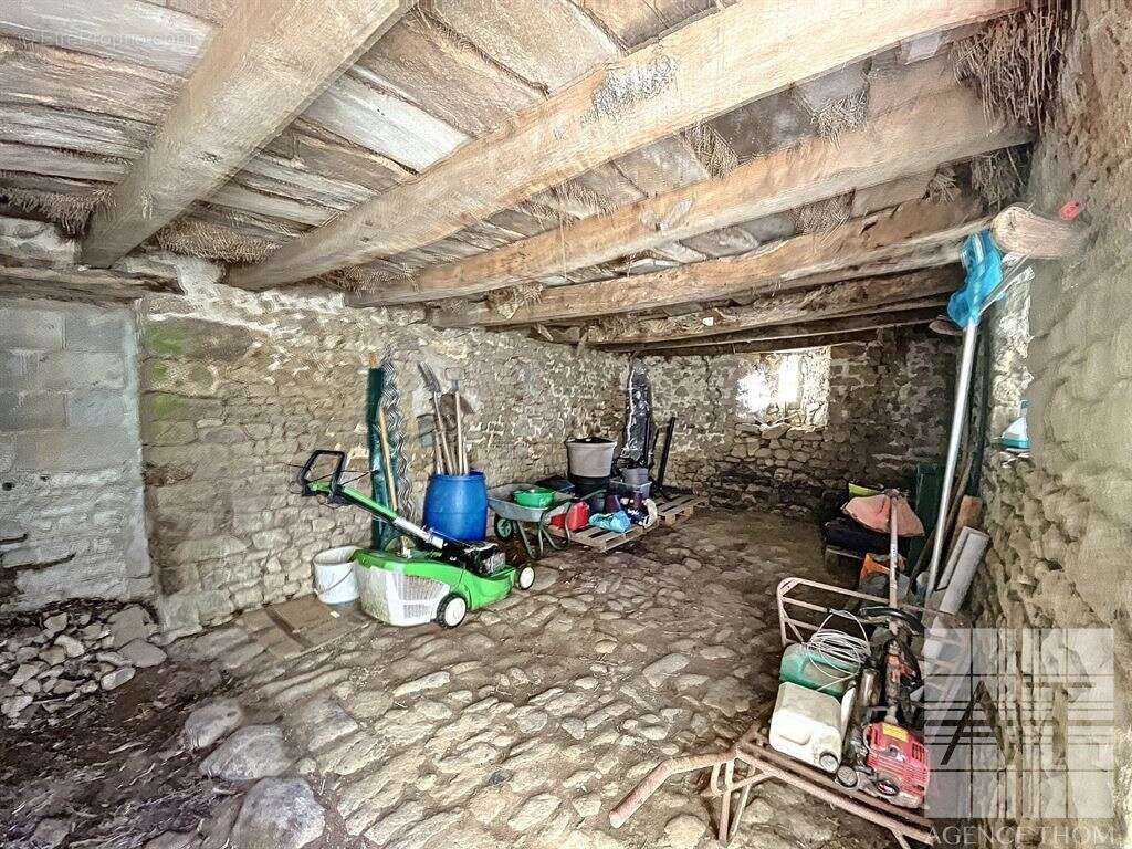 Maison à MONTREUIL-POULAY