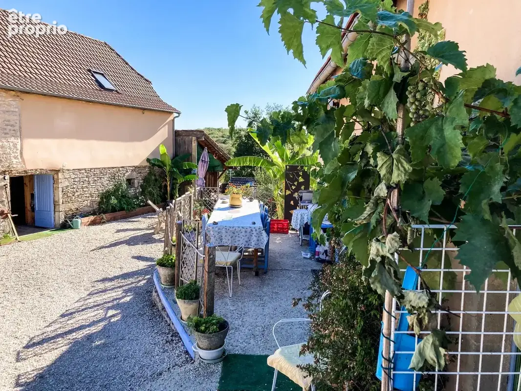 Maison atypique, près du chemin de Saint-Jacques-de-Compostelle avec grange et dépendance - photo 2