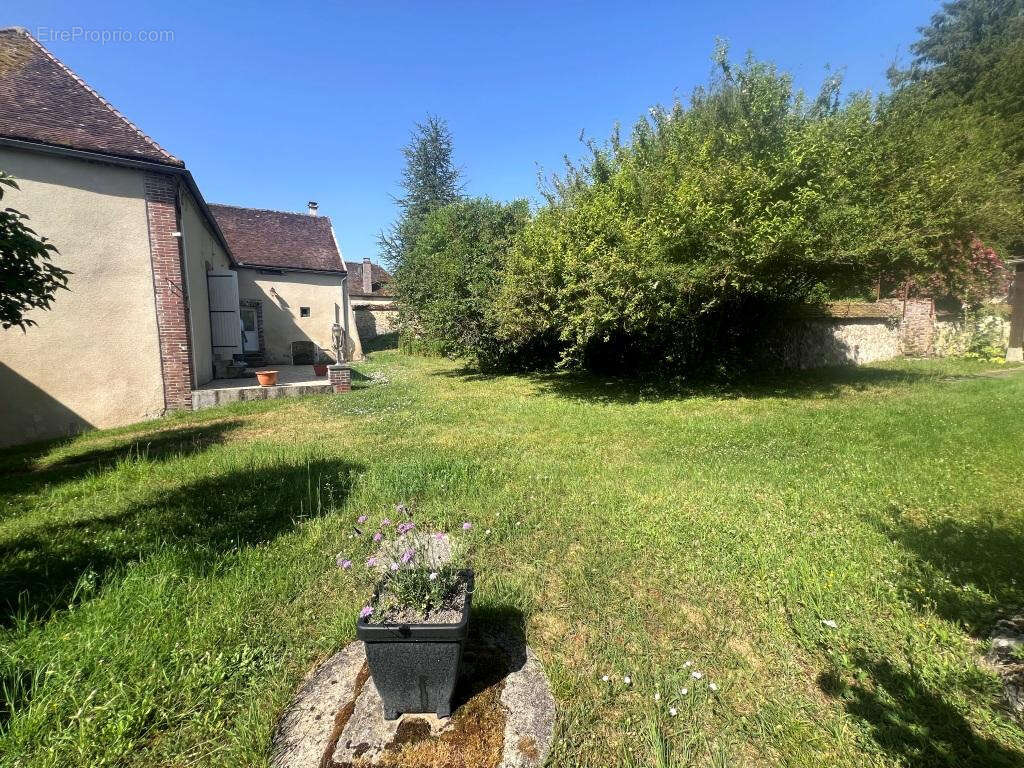Presbytere sur son jardin  de 1200m2 - photo 8