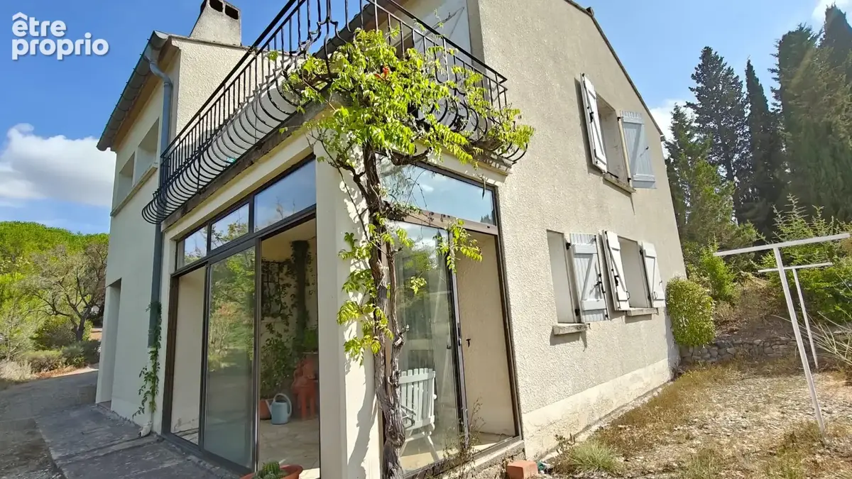 Proche centre-ville - Villa à rénover bénéficiant d'une excellente situation sur terrain arboré de 5000m2 - photo 2