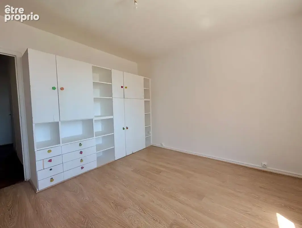 T4 FAMILIAL de 100 m² avec cave et parking privé - photo 6