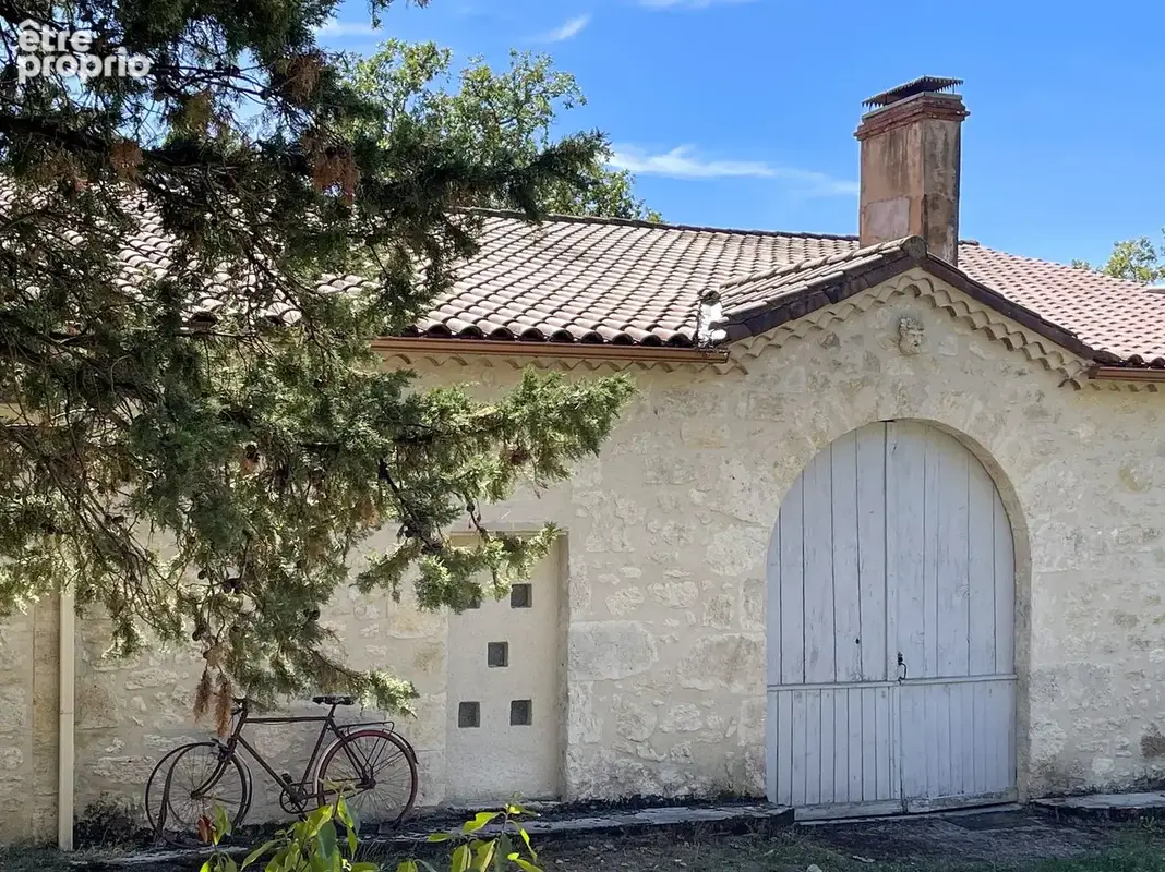 Une maison en pierres autour de sa piscine - photo 19