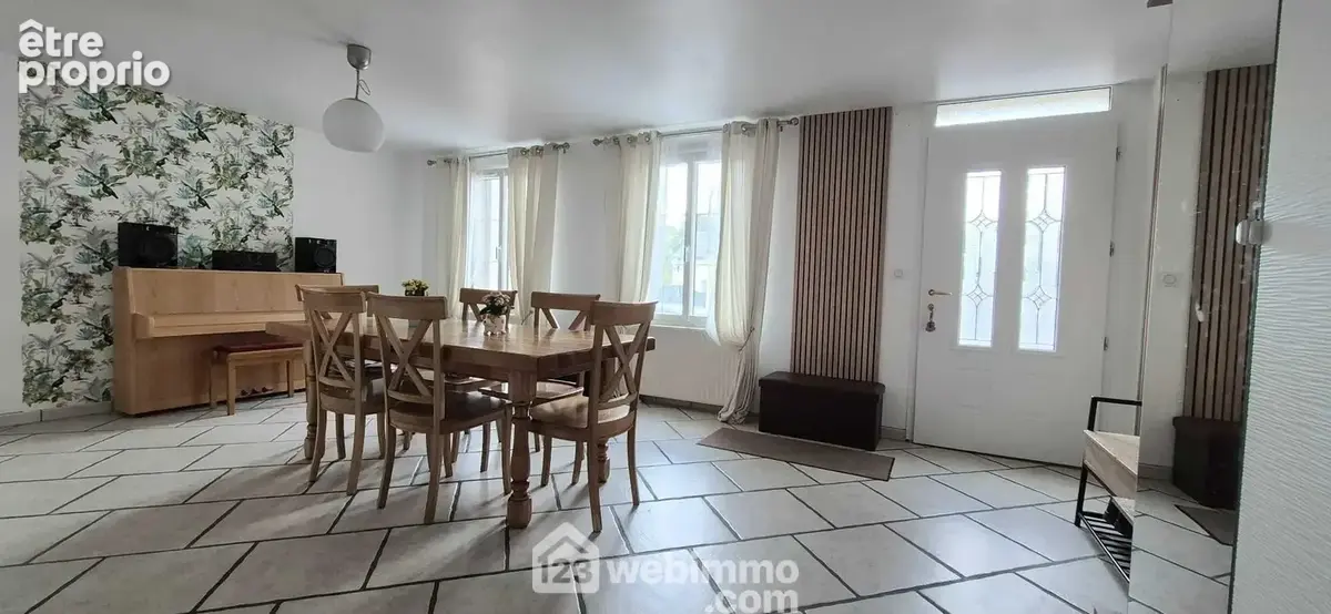 Le séjour très lumineux de 27 m², à ses côtés...