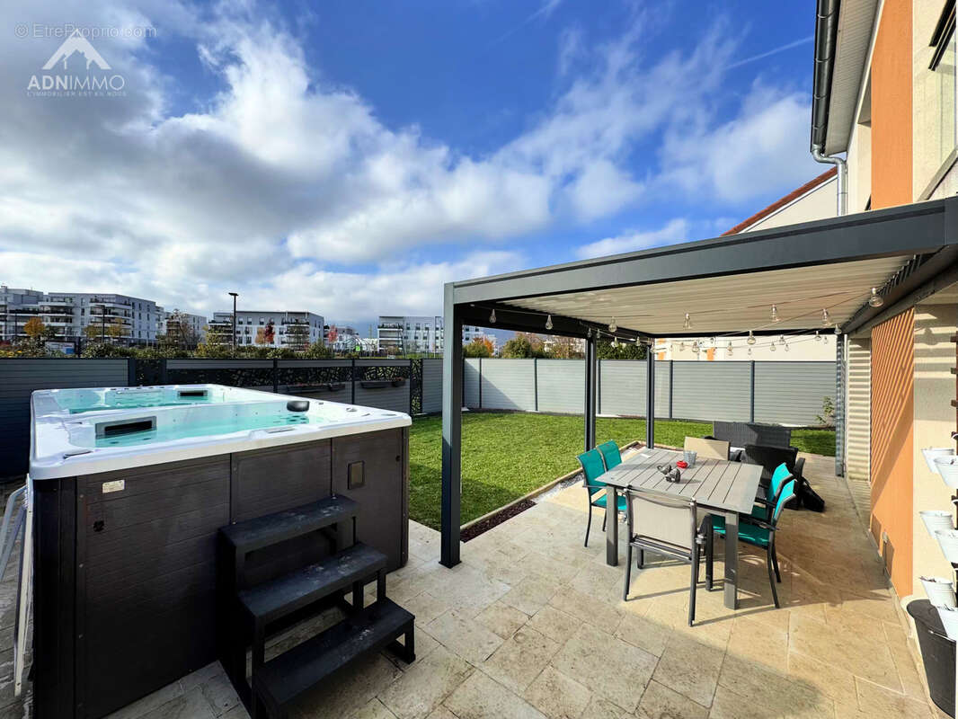 Maison à SAINT-GENIS-POUILLY