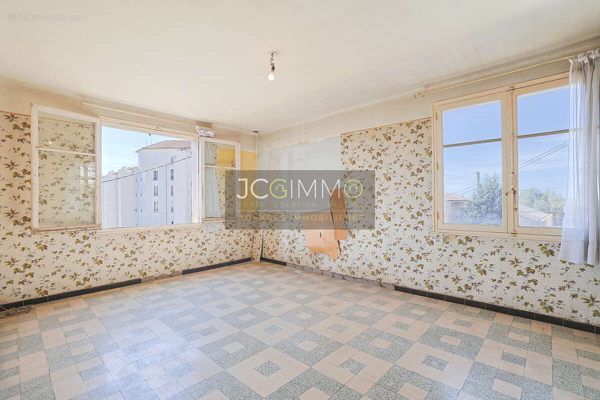 Maison à fort potentiel composée de 2 appartements - Bas Faron à Toulon - photo 4