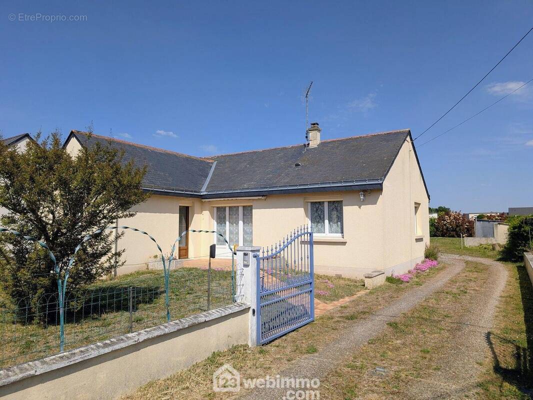 Ensemble immobilier sur une parcelle de 1100 m² en zone constructible - Maison à CORNE