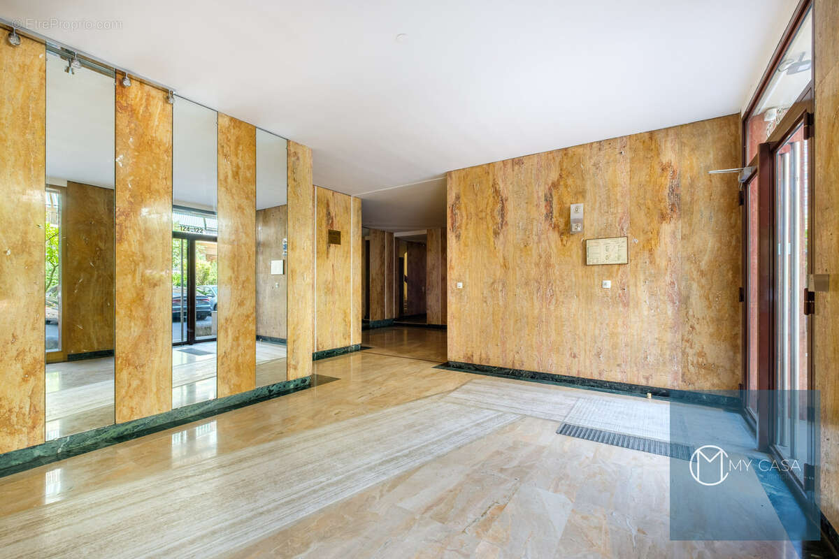 Lyon 6EME - Appartement de standing 130 m2 T4 avec garage double - photo 10
