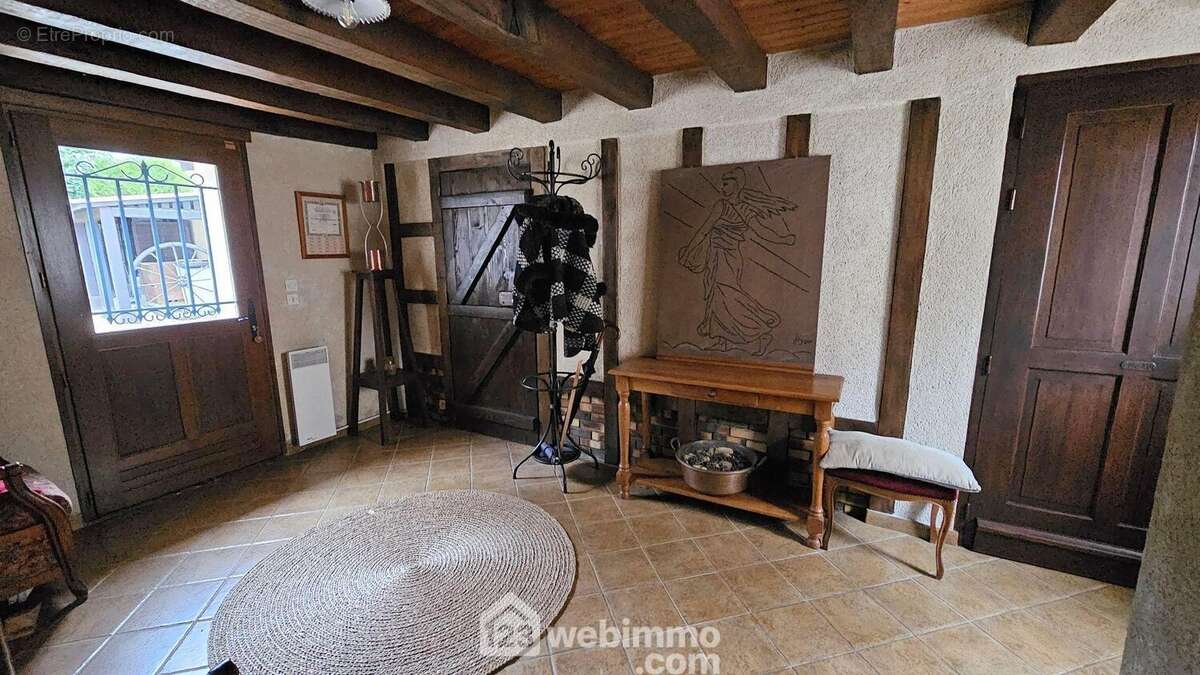 Un patio de 15 m² donnant accès à l'atelier et au 1er étage. - Maison à MILLY-LA-FORET