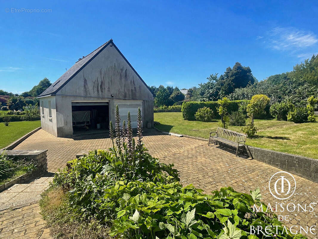Maison et dépendance LE TREVOUX - photo 2
