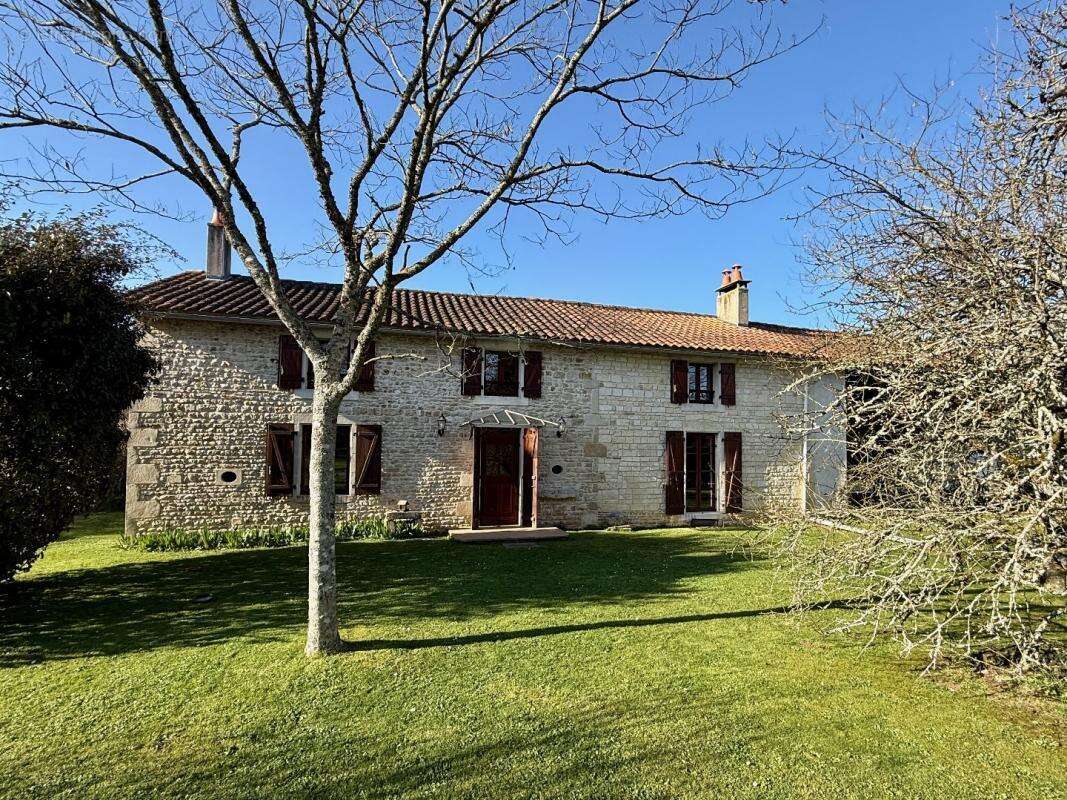 Maison à CLUSSAIS-LA-POMMERAIE