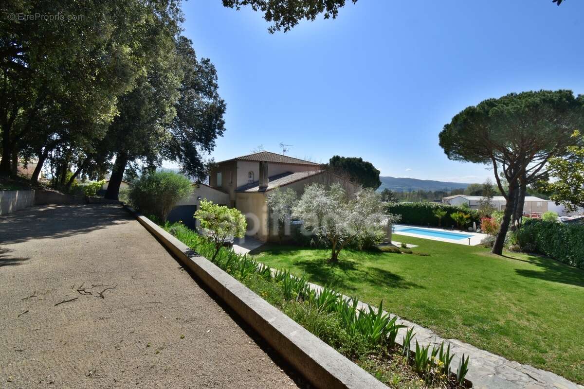 PEYRUIS (04) Villa de 247 m2 avec piscine édifiée sur une parcelle de 2400 m2 - photo 20