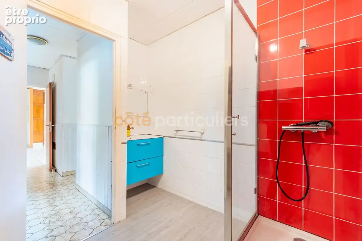 Bellevigny -- centre ville -- maison -- jardin clos -- 7 pieces -- 5 chambres -- 147 m2  -- puit independant  -- garage double - photo 9