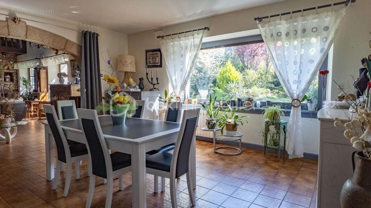 Joyau résidentiel à Fourchambault : Propriété familiale avec charme intemporel et élégance rustique de l’aménagement - photo 9
