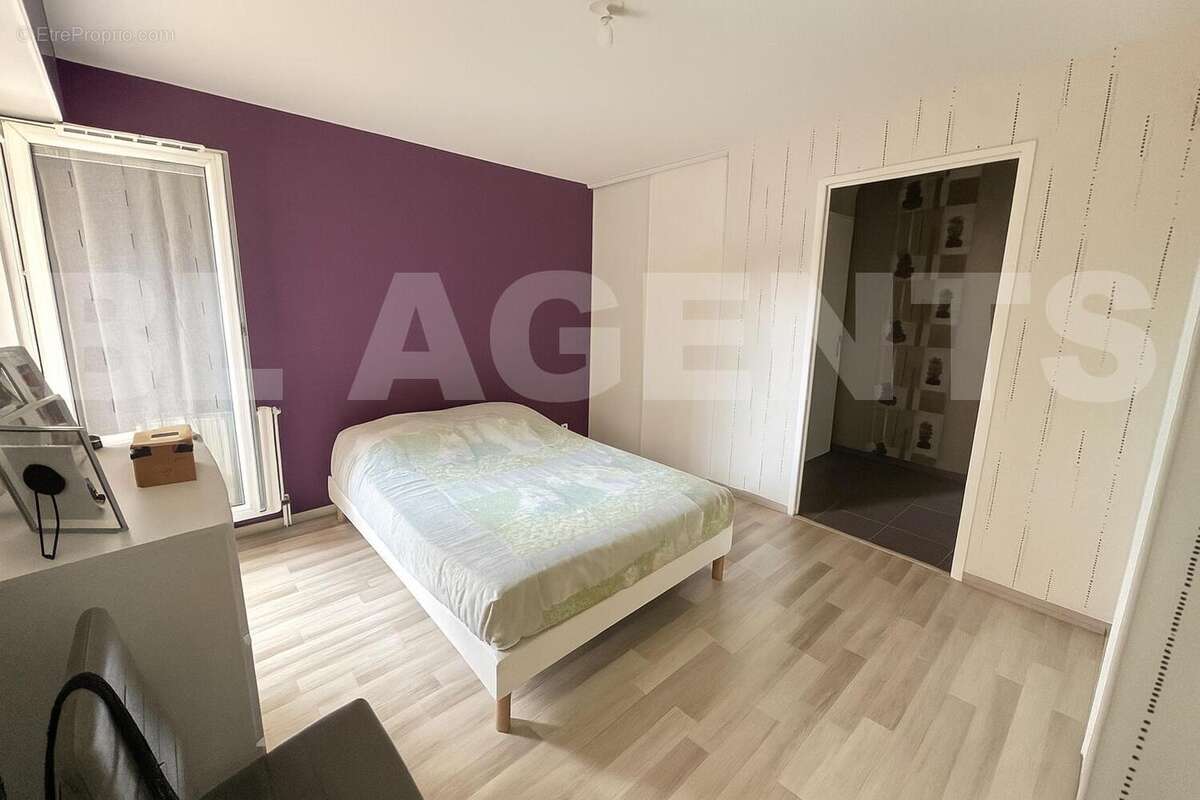 A_photograph_taken_during_daytime_shows_a_spacious - Appartement à RAMBOUILLET