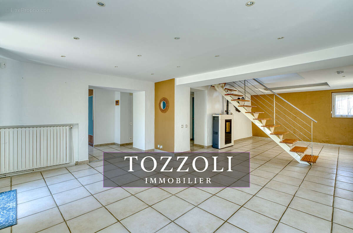 Maison spacieuse 7 pièces 215 m2 à Saint Georges d'Espéranche - photo 8