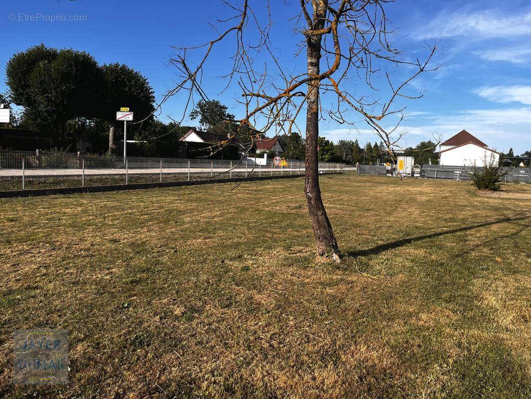 SAINT-GERMAIN-DU-PLAIN - Maison sur sous-sol avec véranda et 1 950 m2 de terrain - photo 17