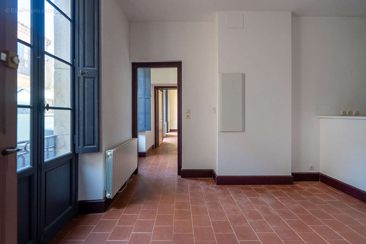 CARCASSONNE - PROCHE GAMBETTA  Superbe immeuble rénové avec cour (7 appart. 2 com.) sans copropriété - photo 13