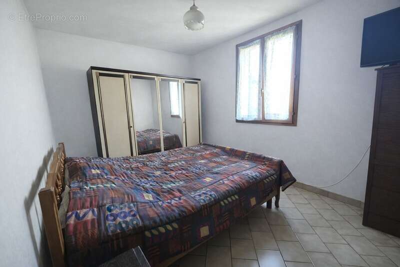 Charmante maison de plain-pied de 100m² à rafraîchir, située sur un terrain de 2500 m² - photo 6