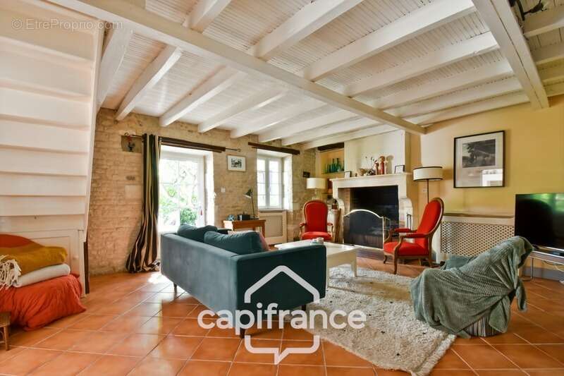 Maison charentaise rénovée à vendre 6 pièces COURCELLES (17), proche commerces, d'une superficie de 149m² avec atelier et jardin - photo 11