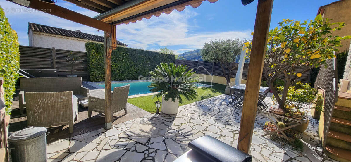 Maison à LA ROQUETTE-SUR-SIAGNE