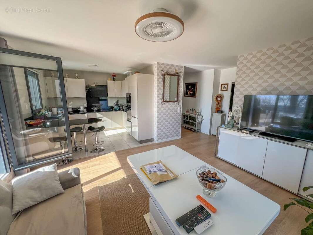Appartement à LE MESNIL-SAINT-DENIS